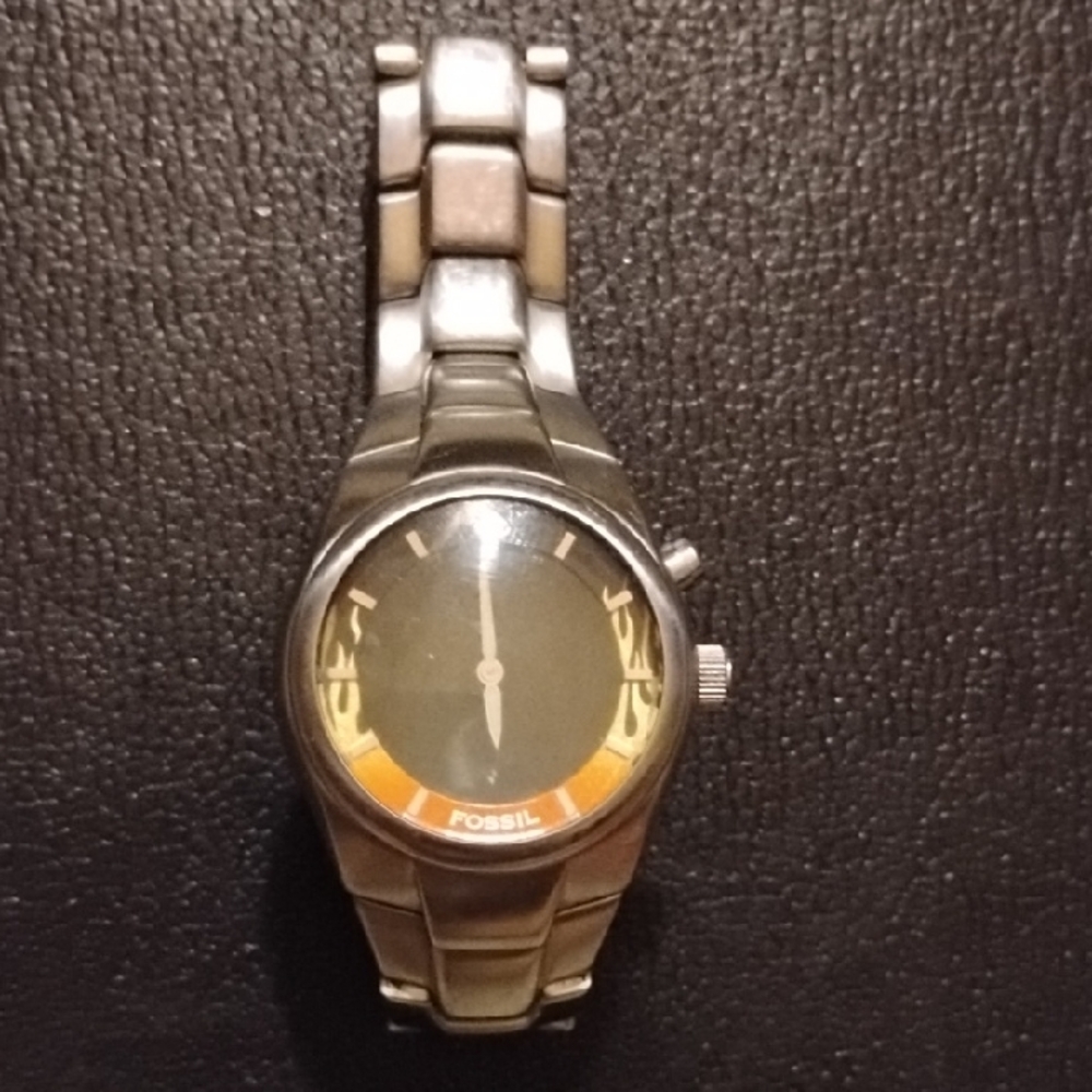 Fossil Silver Smartwatch with Modern Design and Integrated Bracelet